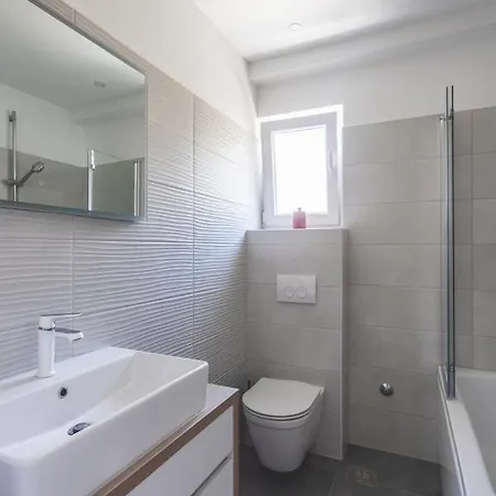 Center Golden Ray Apartment