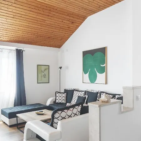 Center Golden Ray Apartment