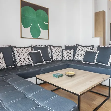Center Golden Ray Apartment